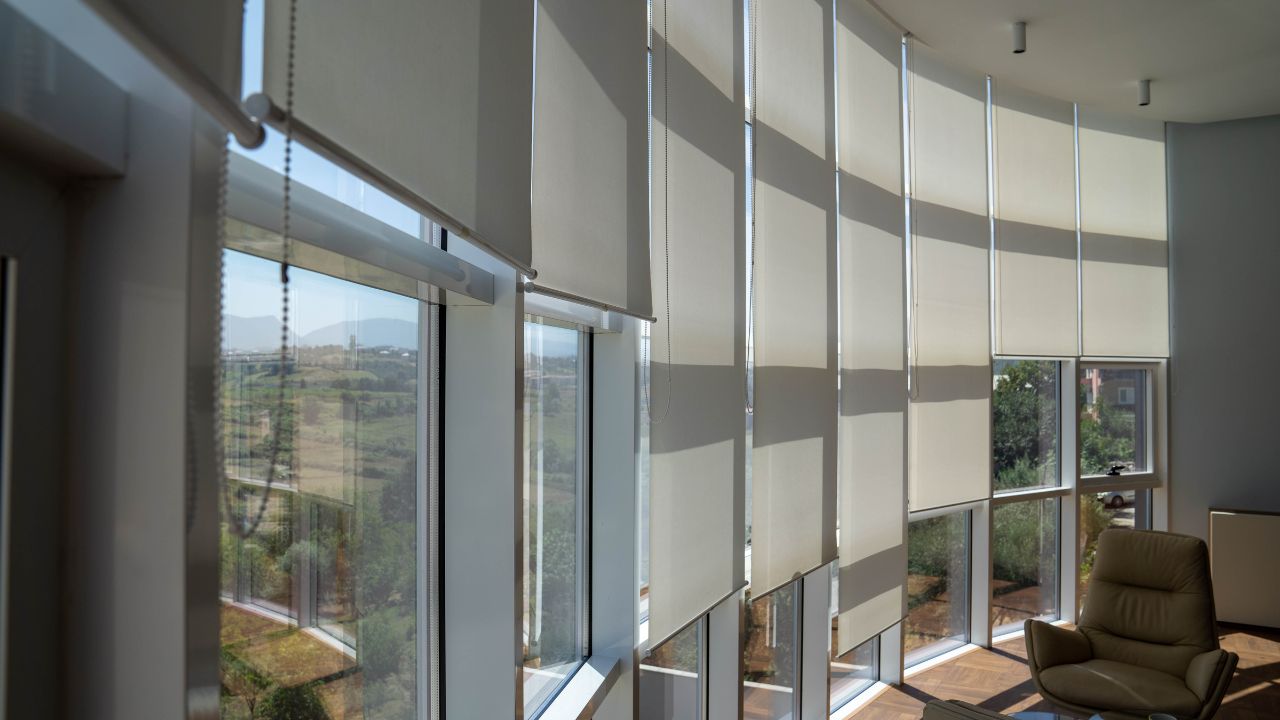 Grila Roller: Zgjidhja moderne për kontrollin e dritës dhe stilin e ambientit