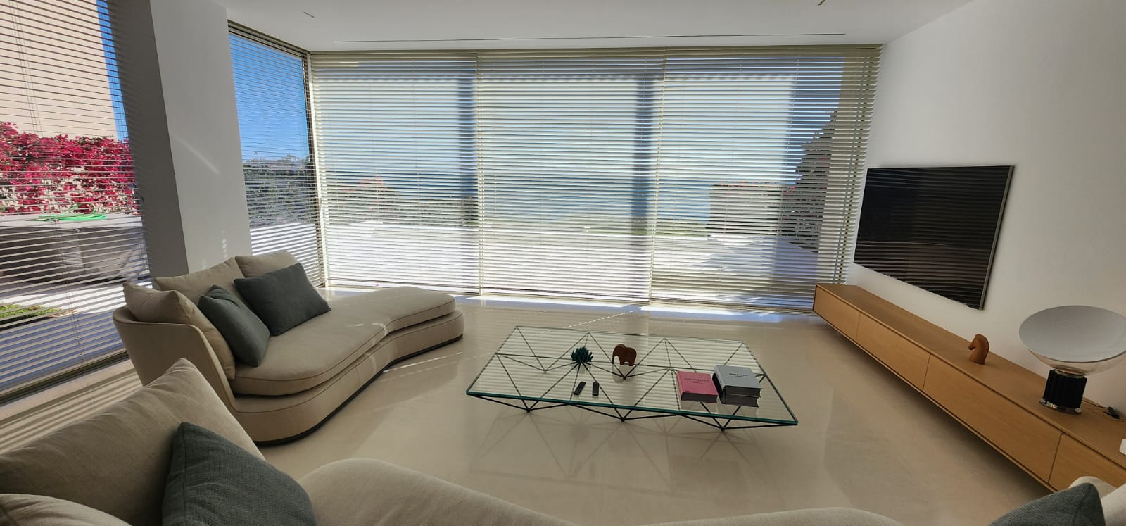 Venetian Blinds: Timeless Elegance and Precise Light Control